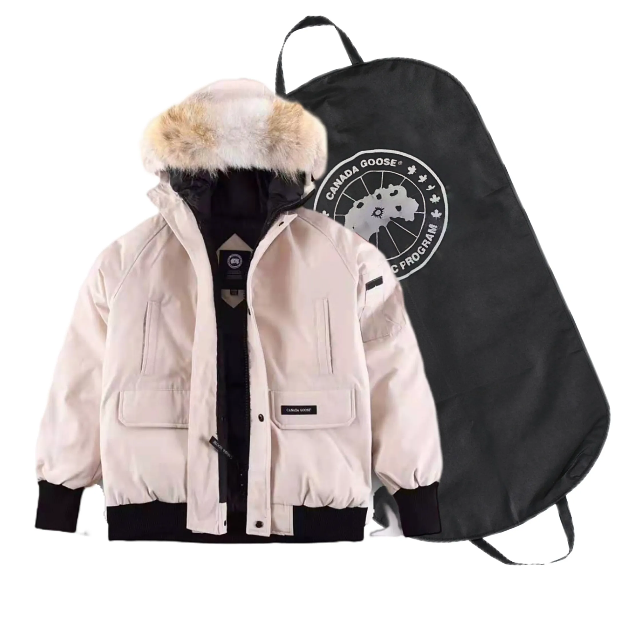 P780 with dust bag) Canada Goose Canada Goose #Chilliwack 7999M bomber jacket short down jacket ➖ Genuine synchronous anti-counterfeiting chip sensor! ➖ Imported 21-count polyester-cotton blended original fabric [last year’s 16-count/18-count hard fabrics have been completely eliminated, this year all use 21-count genuine synchronous fabrics, the soft mid-strap feels delicate and textured], genuine synchronous Feather-Light 10D waterproof coating fabric, made of 84.5 polyester fiber and 15.5 cotton, 100% the best feel in the entire network! ➖ The genuine official website is synchronized with the national standard 80 white duck down, you can check the official website customer service, there will never be a series of misleading claims such as 90 down or goose down! ➖ Using the best nylon lining with double double-layer sealing design, velvet-proof No. 7 needle + grid-filled down ready-made garments, there is 100% no so-called velvet running! ➖ The cuffs are designed with thickened seamless threads, and the collar and pockets are lined with top-quality polar fleece to keep you warm and comfortable! ➖ Yoshida YKK provides original custom-made electroplated sliders. YKK two-way lockable zippers are tight and smooth and will not peel off paint! ➖ 3M composite guarantees that the Velcro is the same as the original, durable, and all accessories and hardware are custom-made! ➖ Imported BEHRINGER embroidery machine to customize the 10,000-needle embroidery logo, 98% of which can be reproduced to restore the original logo. You can check and compare on the official website! 01 models for men and women SIZE: XS S M L XL XXL